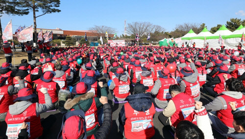 한화토탈 노동조합이 23일 임금협상 결렬에 따라 총파업에 돌입했다. 연합뉴스